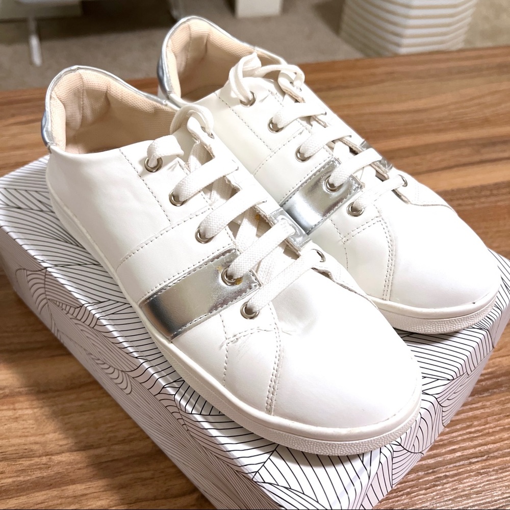 3/$20 🌸 Chase and Chloe white and silver Yaya sneakers, Size 8